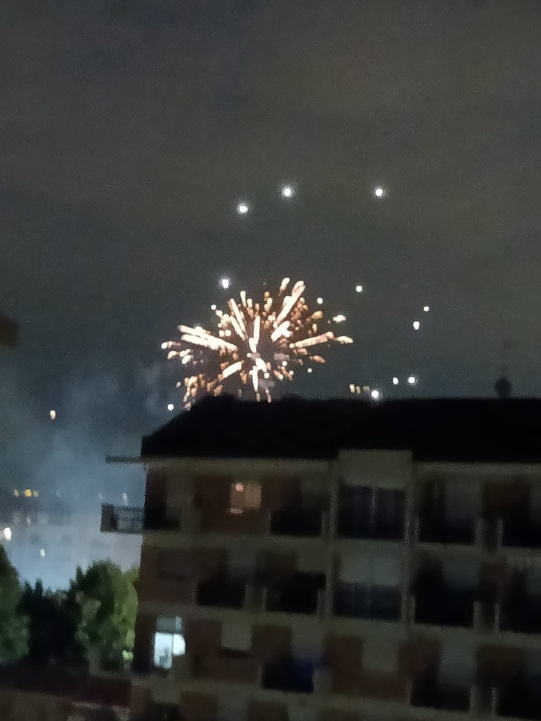 Fuochi artificiali dalla soffitta: “Pensavamo fossero droni”