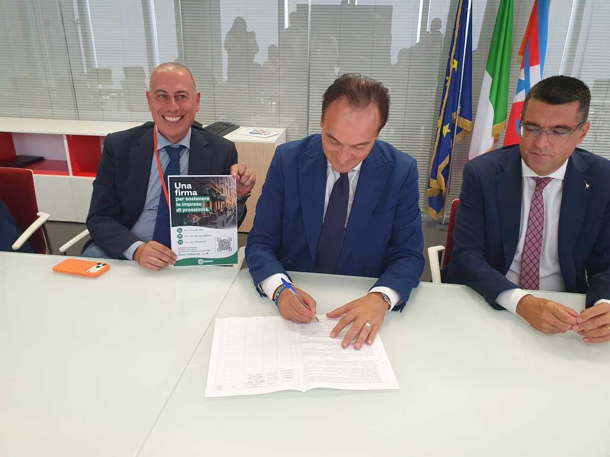 Cirio firma la legge per salvare i negozi di vicinato: "Serrande alzate per la sicurezza delle città"