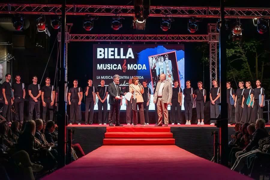 La storia della Shopper di Biella nata in carcere che unisce il tessile sostenibile e la solidarietà