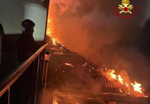 Tetto in fiamme in frazione Biganzolo, vicino a Verbania