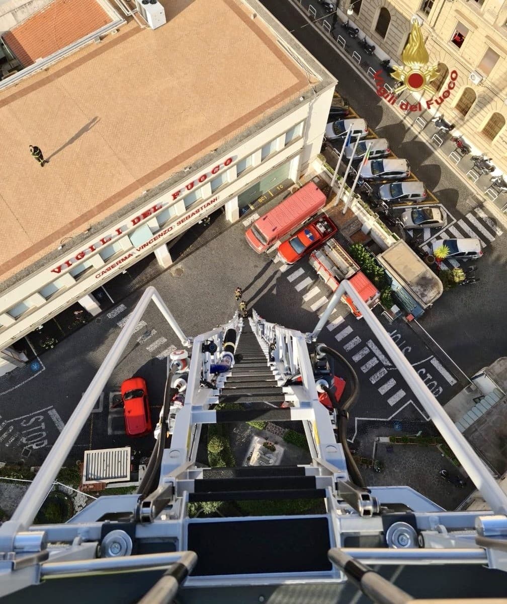 Bloccato tra il cestello aereo e un balcone: infortunio sul lavoro a Monforte d’Alba