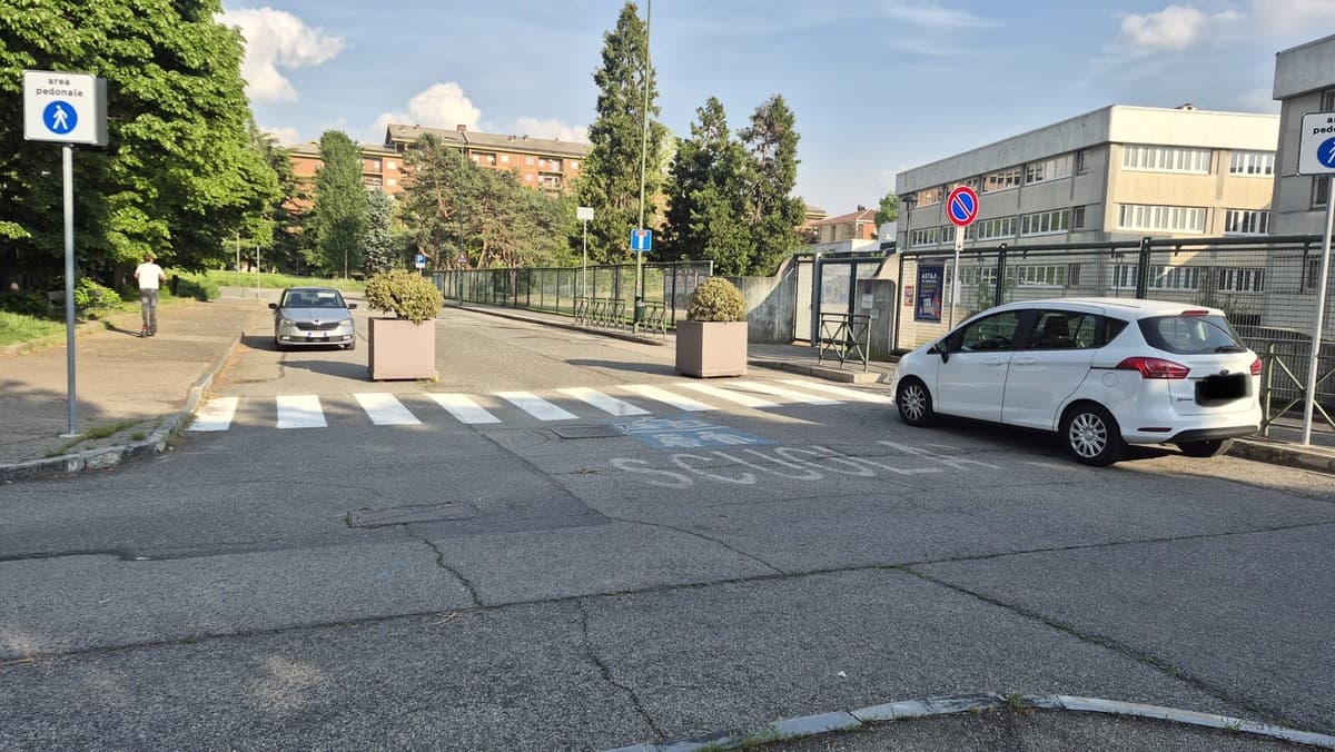A Mirafiori un’area pedonale della discordia tra ingorghi al mattino e auto in sosta vietata