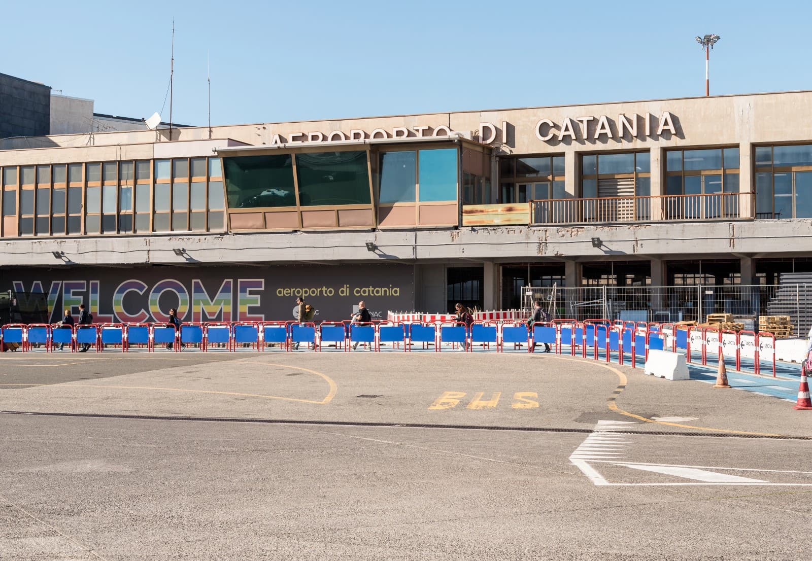 Etna, voli sospesi a Catania: aeroporto chiuso fino a lunedì per la cenere vulcanica