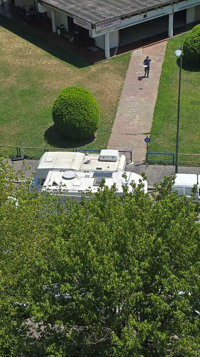 Mirafiori Sud, via Negarville paralizzata dai camper: “Nessuna soluzione dopo mesi di segnalazioni”