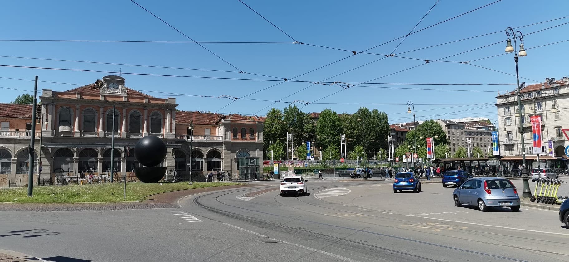Rifiuti in piazza XVIII Dicembre, la Città si difende: "Pulizie 7 giorni su 7, no a tagli indiscriminati del verde"