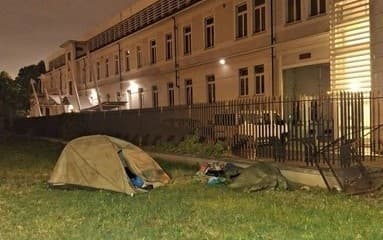 Tende e bivacchi in piazza Massaua, FdI attacca: “Non è percezione, è degrado reale”