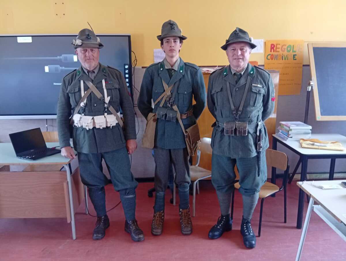 All'esame di terza media in uniforme storica: la passione di Ismael per la Seconda guerra mondiale FOTO