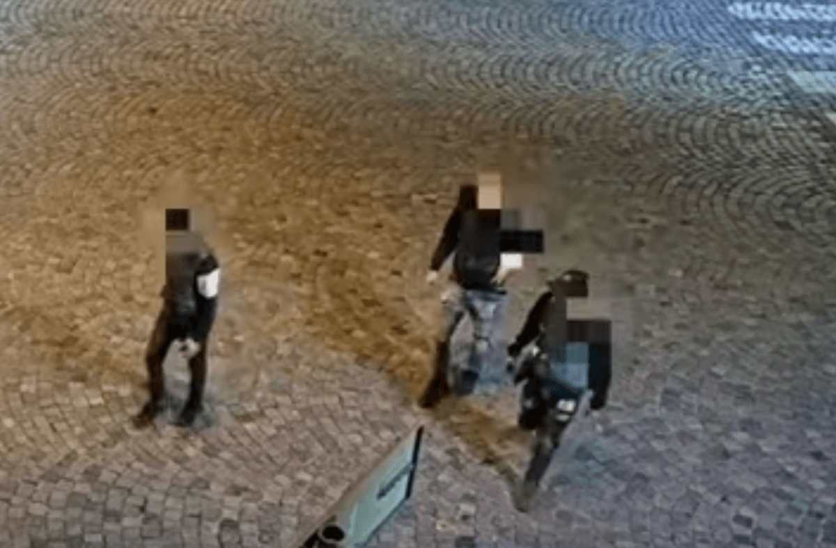 Sgridati da due anziani, rispondono lanciando pietre e sassi