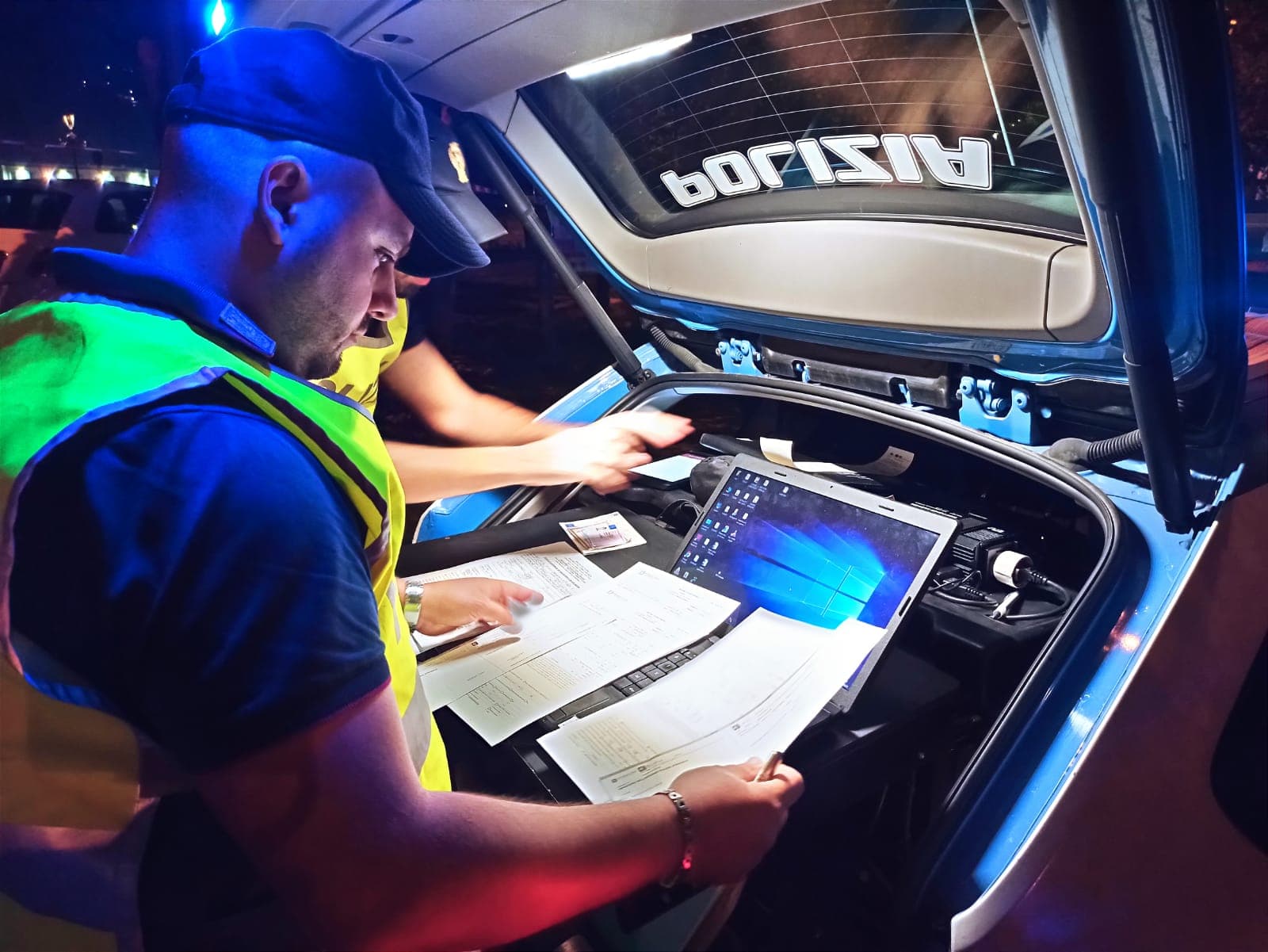 La telefonata di un residente fa scattare l'allarme e le manette per due topi d'auto