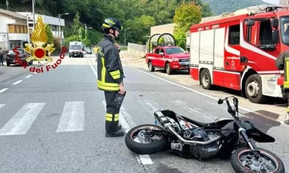 Scontro tra due moto sulla provinciale tra Carrù e Clavesana: un centauro finisce nella scarpata