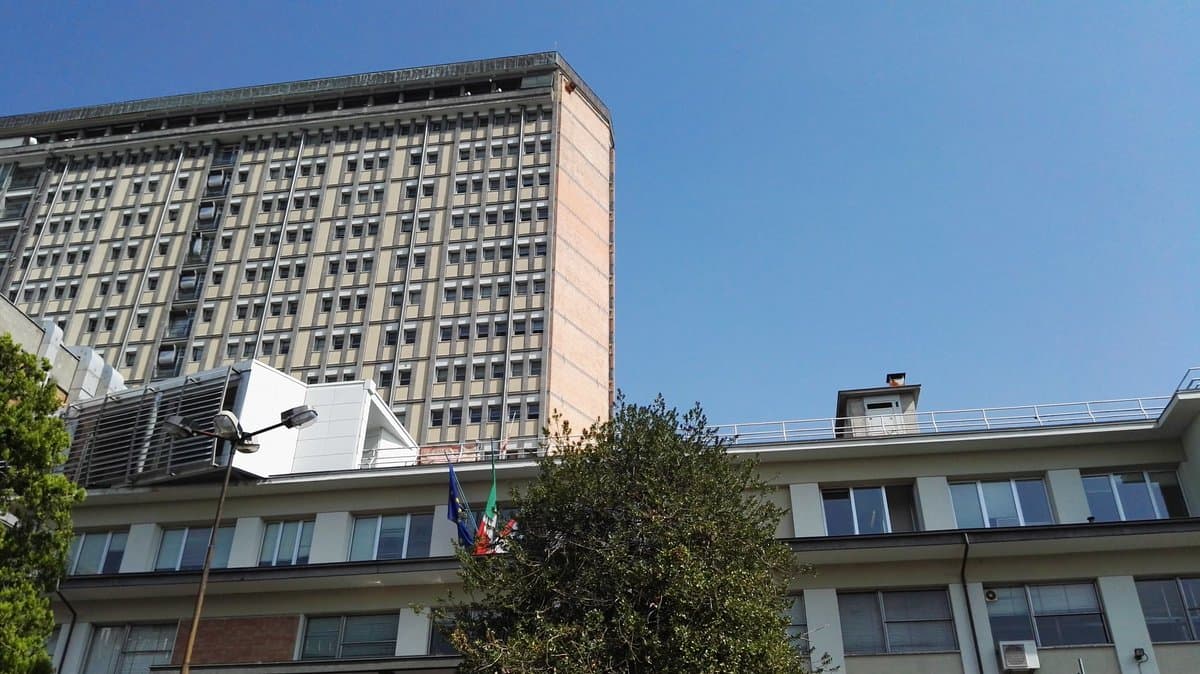 Cade da una scala in un capannone a Rivarolo Canavese: operaio di 24 anni fuori pericolo