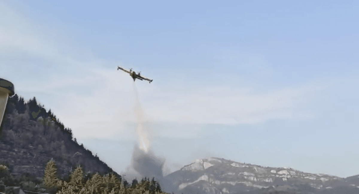 Lunghe operazioni per spegnere un incendio boschivo divampato sopra Ponte di Nava [FOTO E VIDEO]
