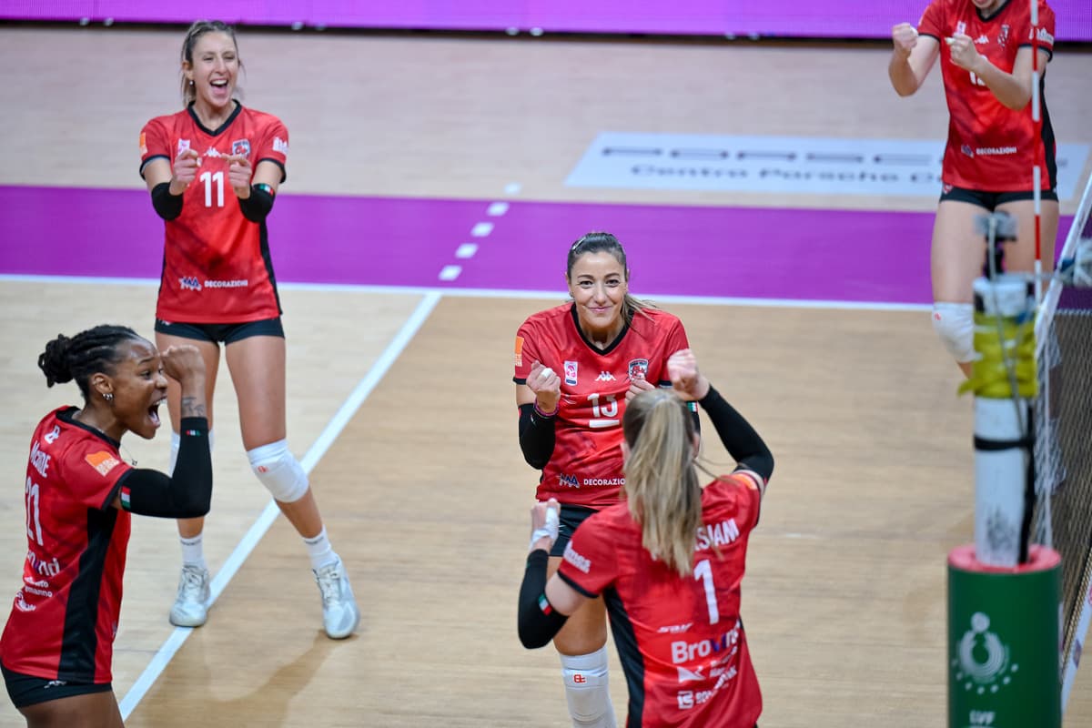 VOLLEY A1/F / Cuneo rialza la testa: 3-1 al Bisonte, ottima prestazione delle Gatte che si prendono i primi tre punti