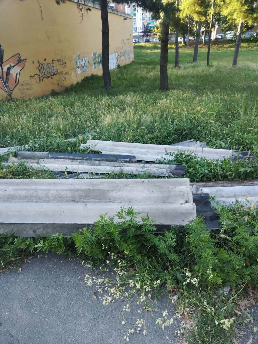 Via Brenta, lastre abbandonate sotto analisi: si teme la presenza di amianto