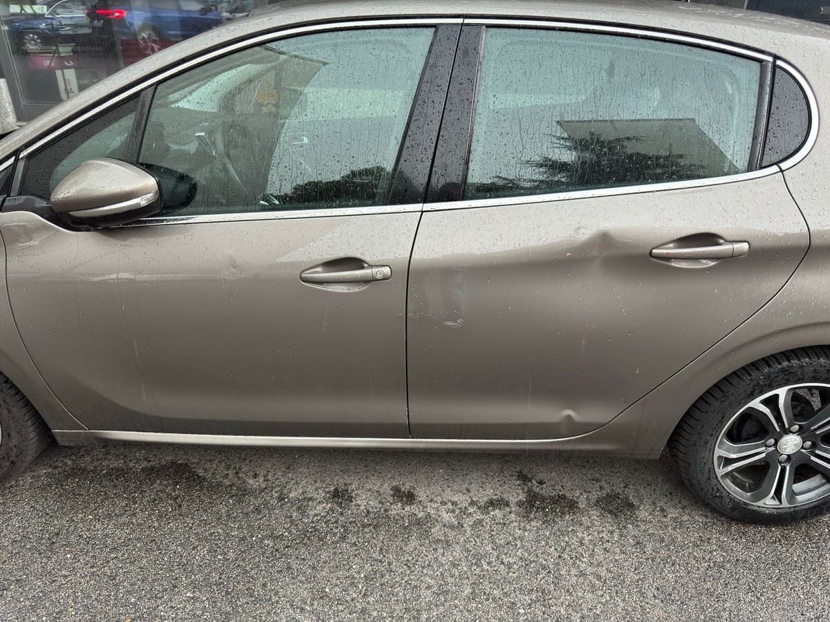 Il vento forte sposta i cassonetti, danni alle auto in sosta 