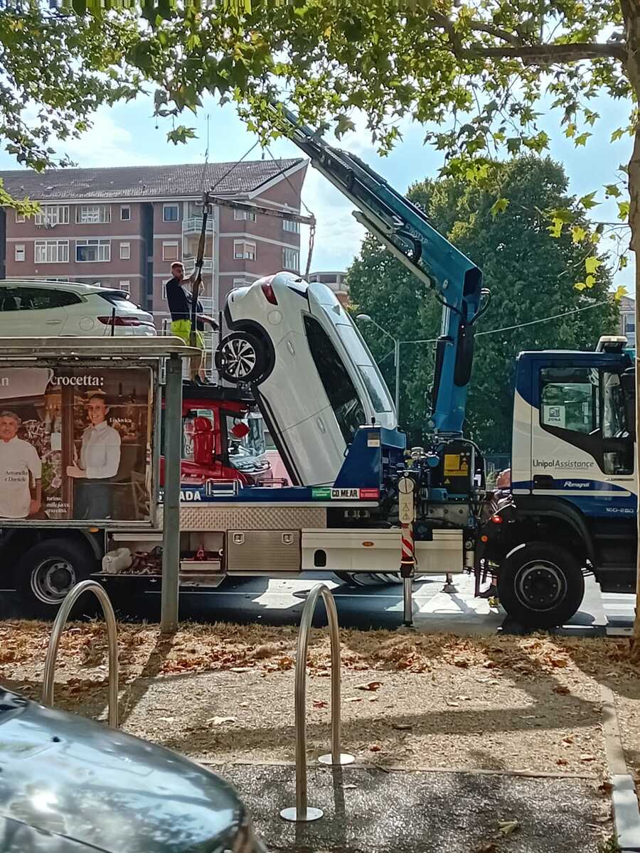 Auto si sgancia e cada da una bisarca in corso Siracusa 