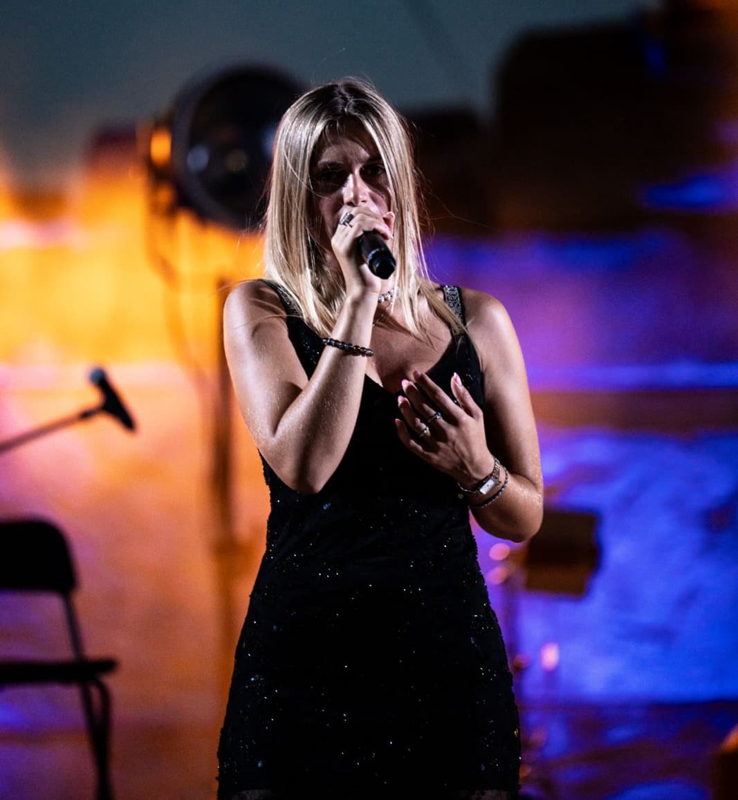 Sara Naldi ha aperto il concerto di Serena Brancale tra emozioni e applausi