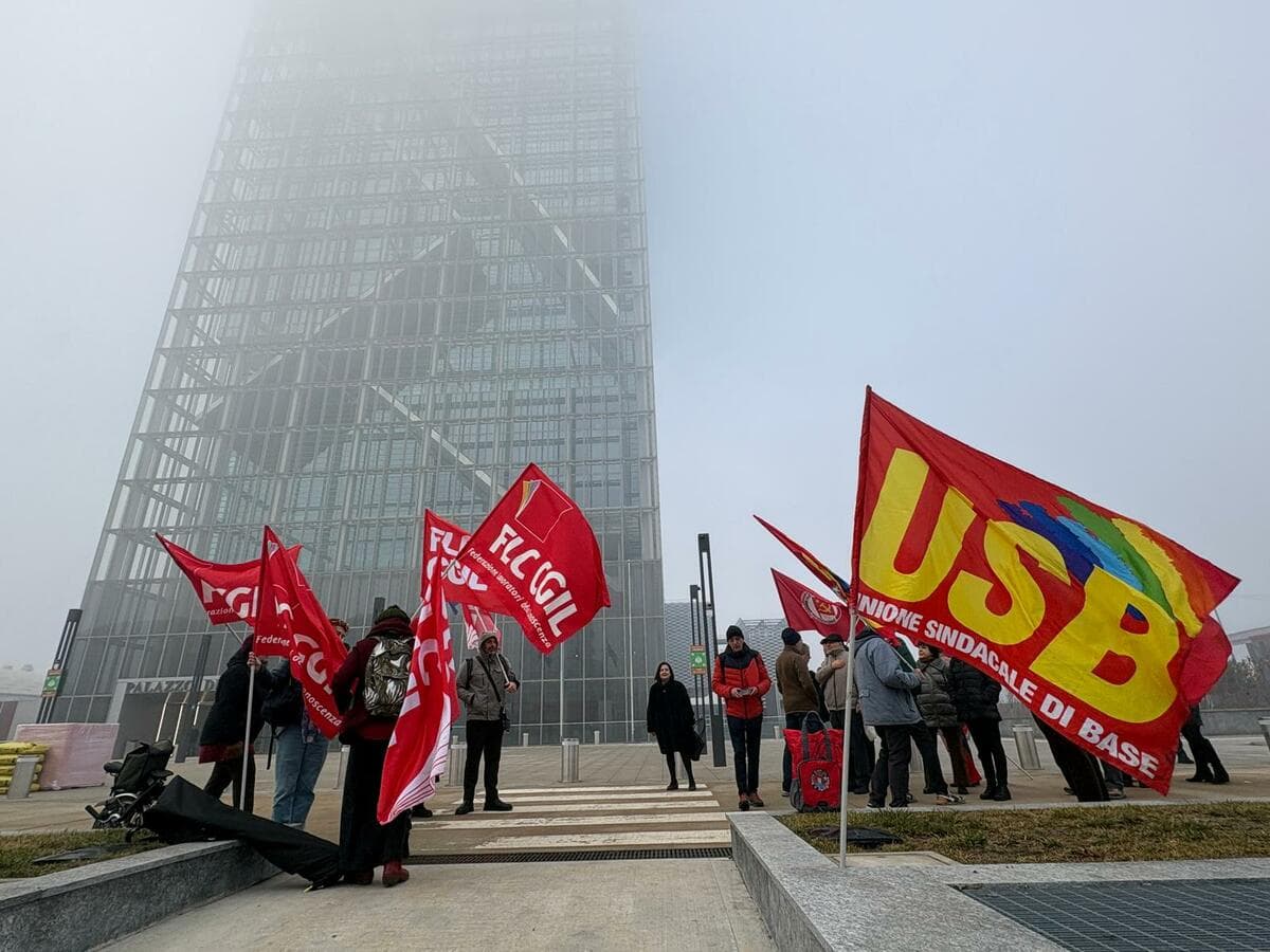 Oltre mille e quattrocento firme per dire “no” all’autonomia differenziata: il Comitato presidia il grattacielo