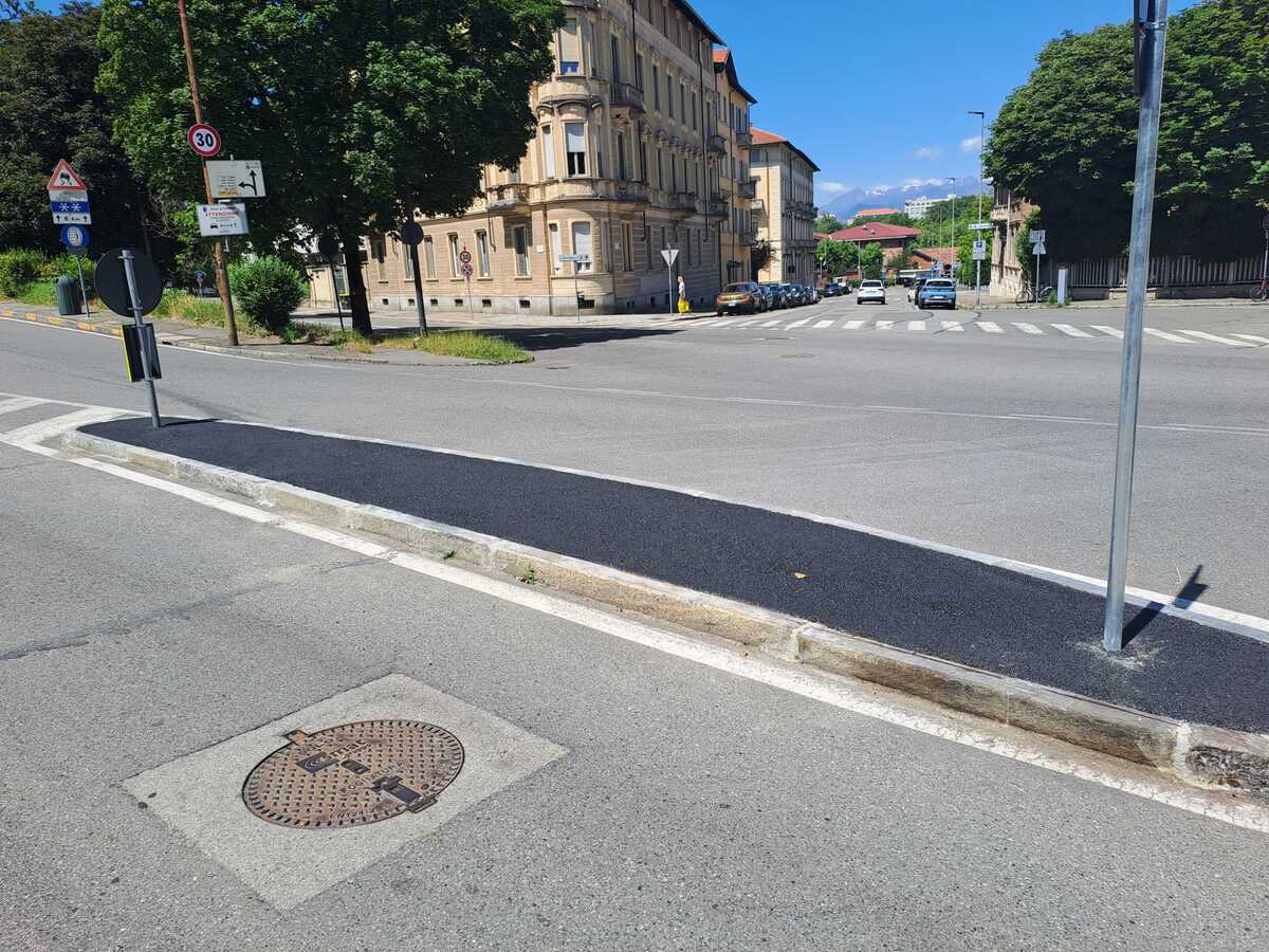 Viale Thovez, spartitraffico ricostruito: finiti i lavori dopo lo schianto del Tir