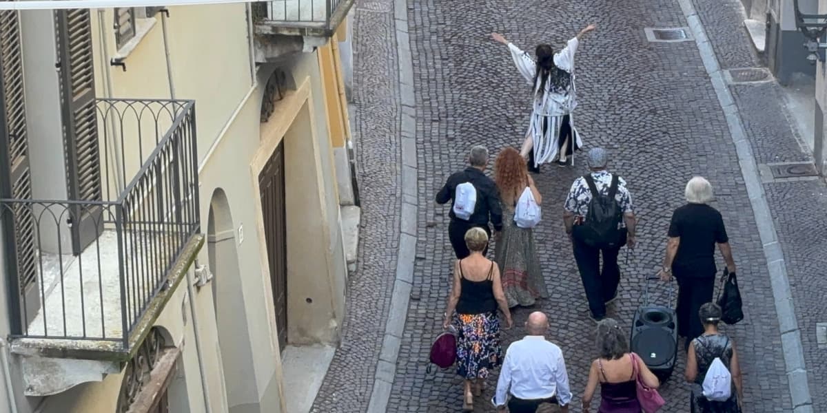 Una danzatrice in maschera sfila per le vie di Mondovì Piazza: è LiberTango [VIDEO]