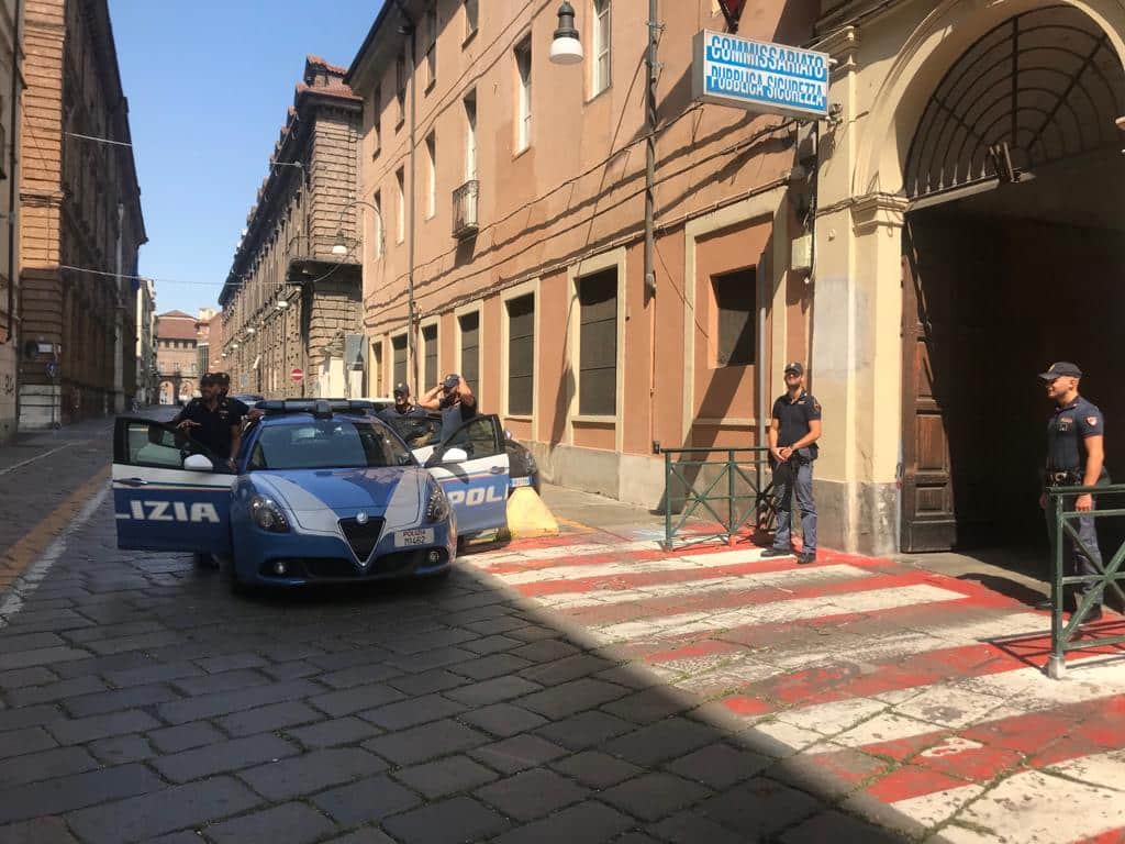Molesta e rapina due donne in centro a Torino, la Polizia arresta un uomo