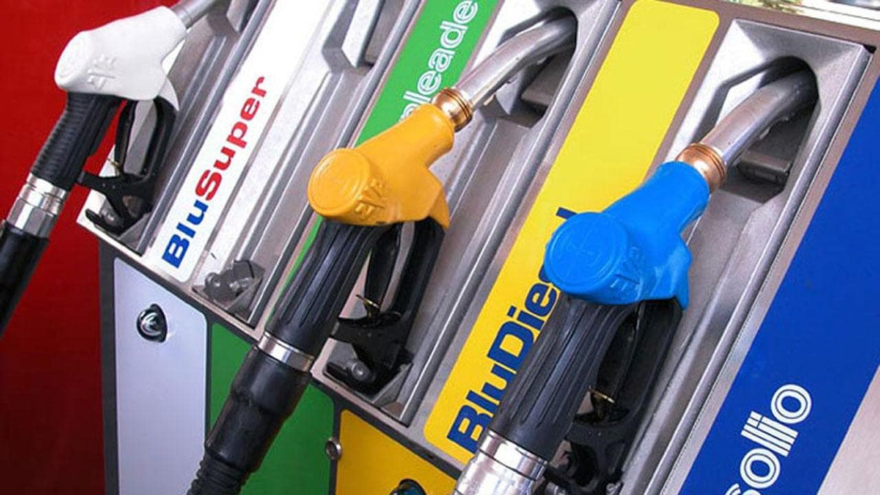 Benzina e diesel, stangata congelata per 48 ore: corsa contro il tempo per il controesodo