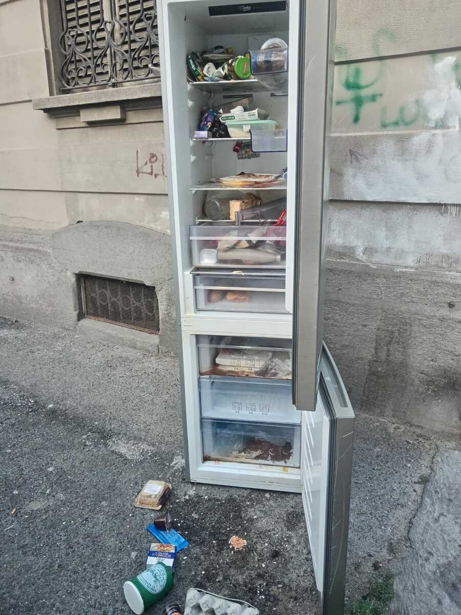 Blackout o inciviltà? Il caso del frigorifero abbandonato (con il cibo dentro)