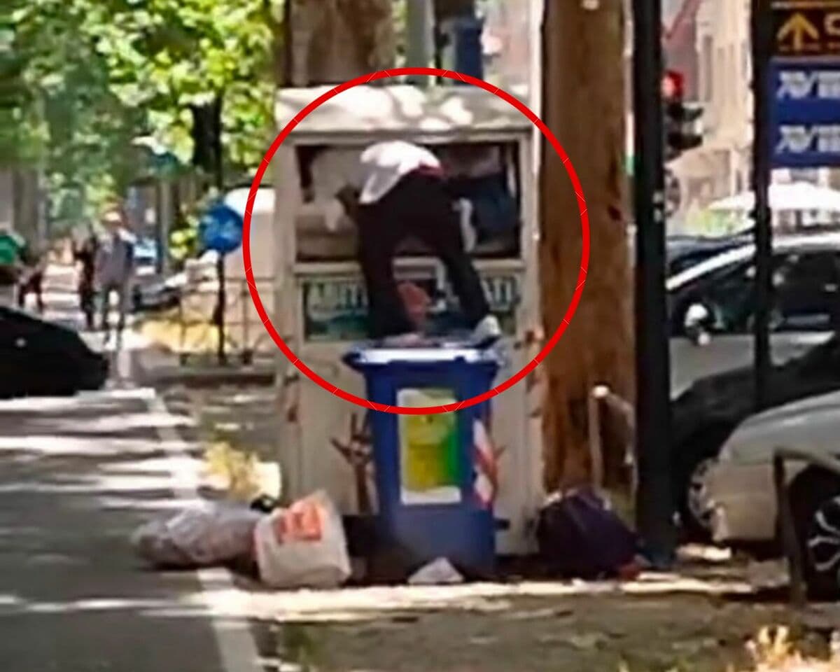 Si lanciano dentro il bidone per rubare i vestiti: "Dovete rimuoverlo"