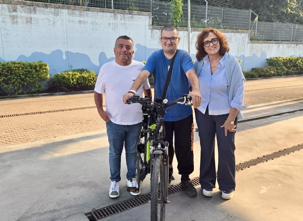 Erik torna in sella: Ettore e Margherita gli regalano una bici elettrica