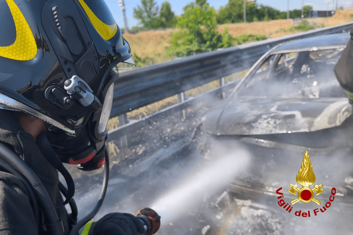 Auto prende fuoco sulla bretella Lancia