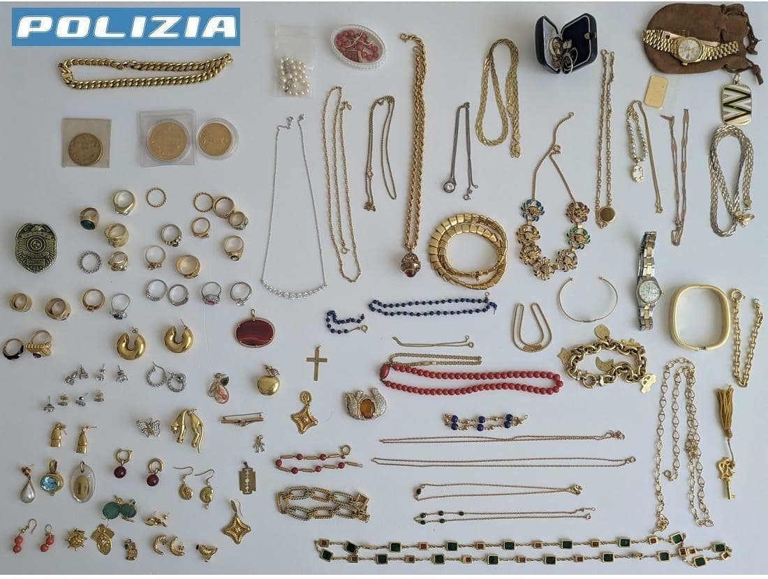 Biella, si spaccia per un poliziotto per farsi consegnare gioielli e soldi: in arresto dopo la fuga