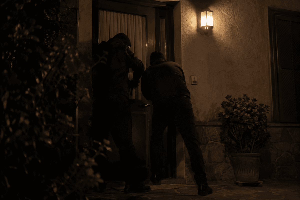 Bivacchi nei boschi, auto sospette nella notte e tentate intrusioni in casa: a Ronco residenti lanciano l’allarme: “Crediamo siano spacciatori”