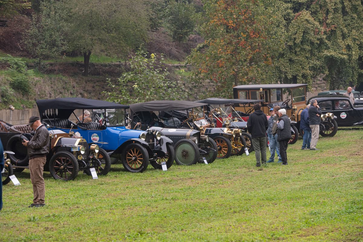 Il Veteran Car Club Torino porta le classiche sulle strade del Biellese e della Valsesia 