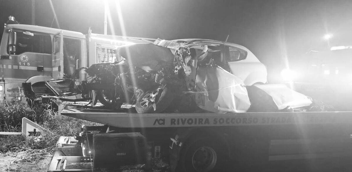 Auto fuori strada a Trinità