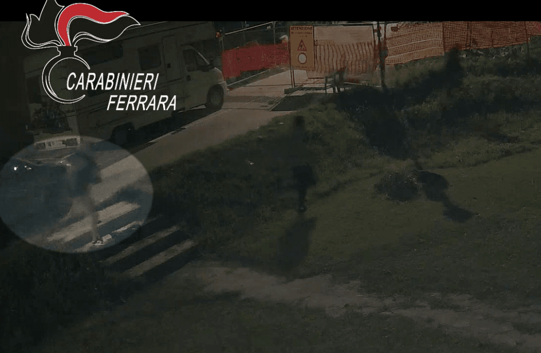 Picchiano, minacciano e strappano le fedi a due 80enni: traditi dalle impronte i "pendolari del crimine