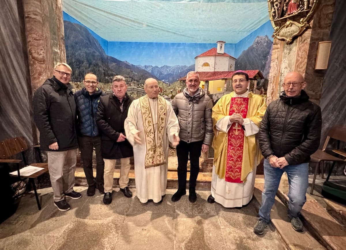 Un presepe che parla di territorio e tradizione, il vescovo Farinella in visita a Sagliano FOTO