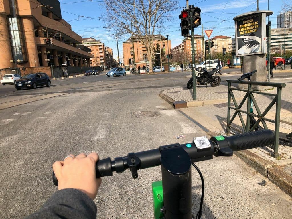 Catenine strappate dal collo e fughe a tutta velocità sul monopattino: preso a Torino anche il secondo rapinatore