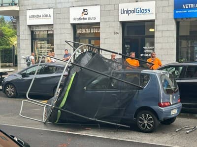 Maltempo a Torino: tappeto elastico vola da un balcone e centra un’auto in via Giordano Bruno