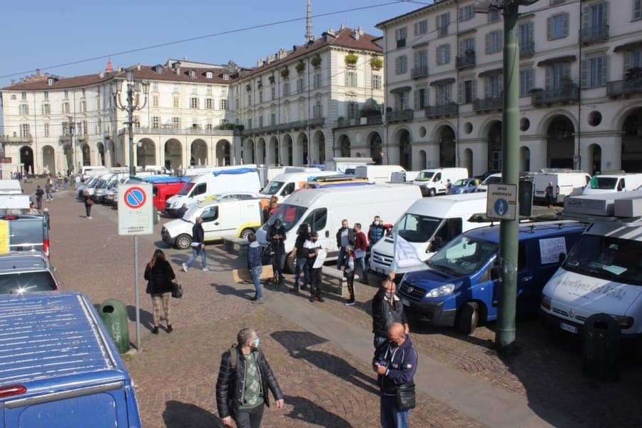 Caro vita e benzina alle stelle, a Torino ambulanti e negozi scendono in piazza