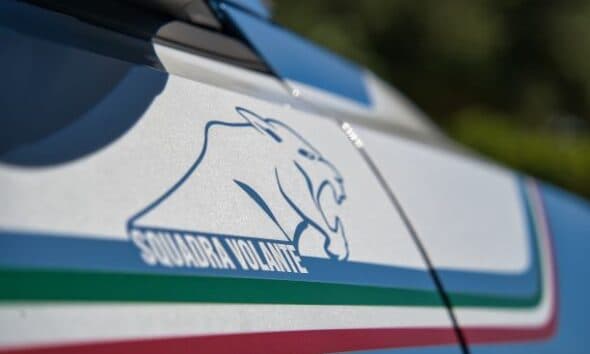 Ruba il cellulare a una ragazza, un agente in borghese lo vede: arrestato un uomo a Torino