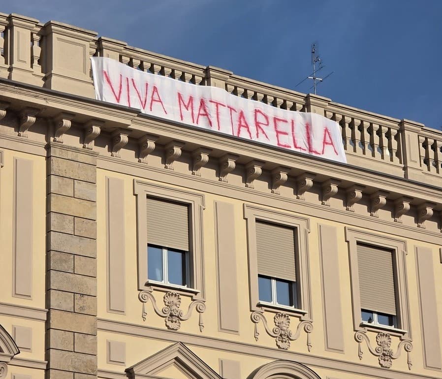 Nel centro di Torino ricompare lo striscione "Viva Mattarella"