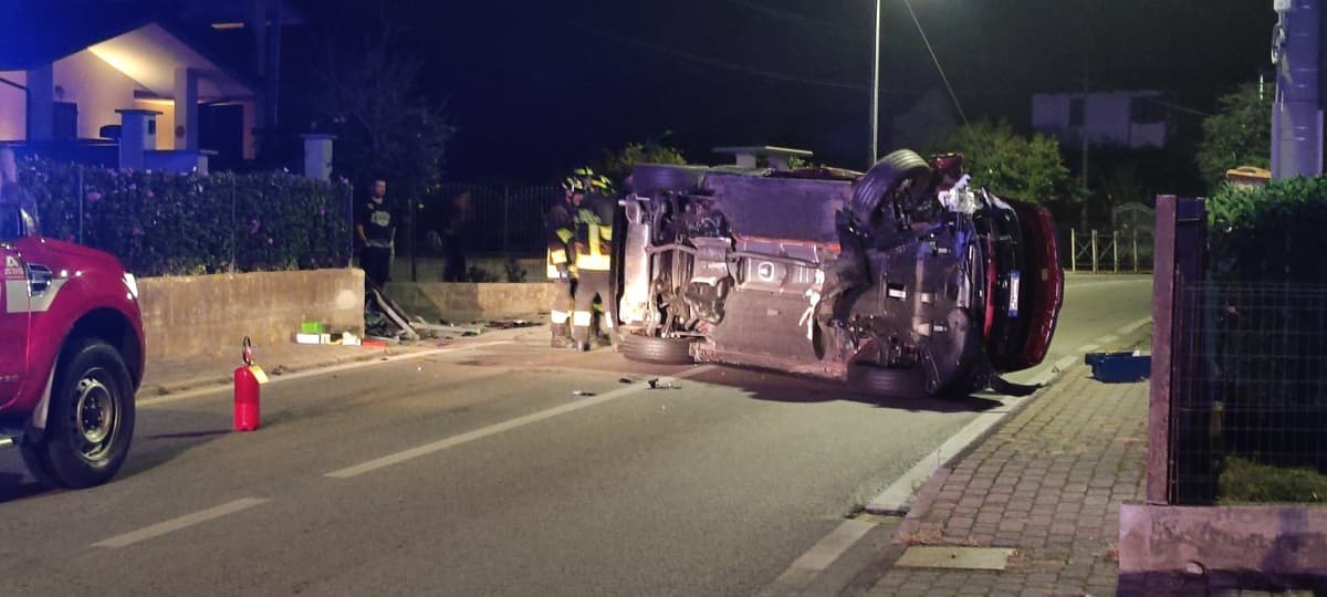Paura nella notte a Margarita: auto si ribalta in via Roma