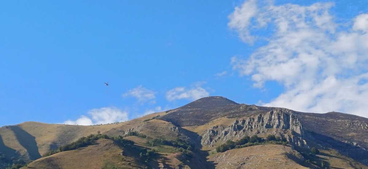 In corso le ultime operazioni di bonifica sul monte Piastra: nella nottata rimarrà attivo il presidio dei vigili del fuoco