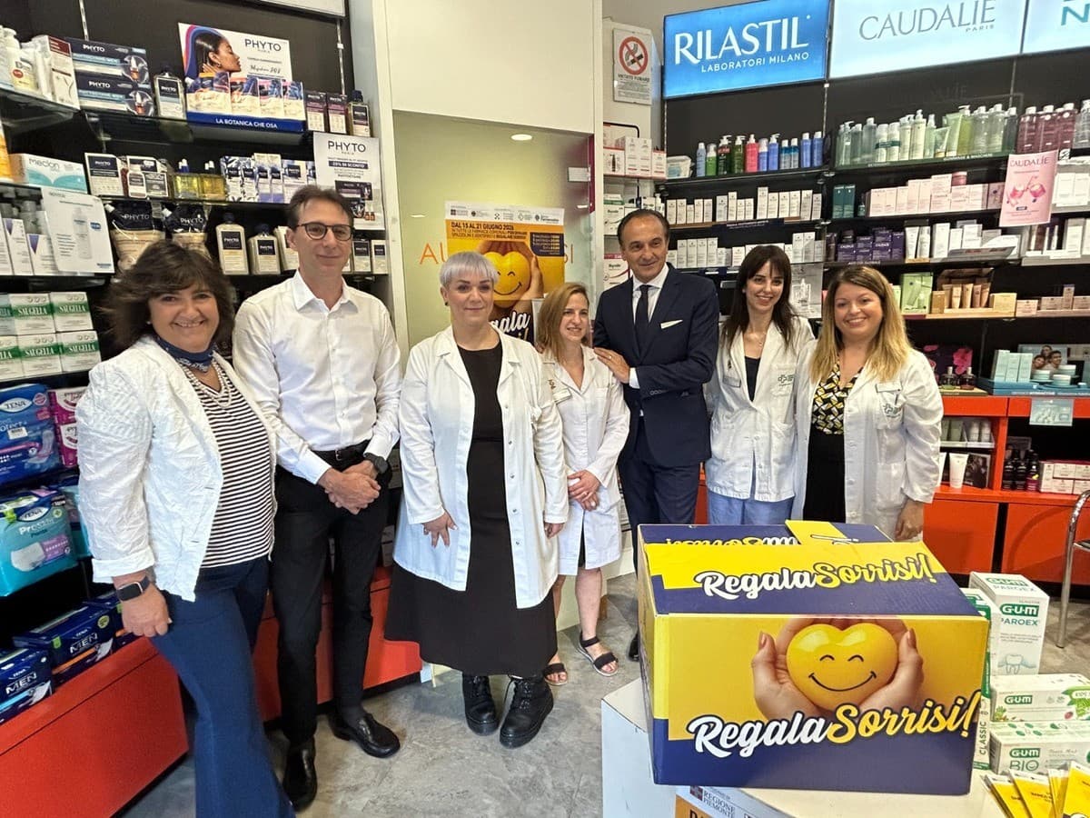Spazzolino e dentifricio per ridare un sorriso a chi è in difficoltà: anche Alberto Cirio partecipa all'iniziativa delle farmacie di Torino