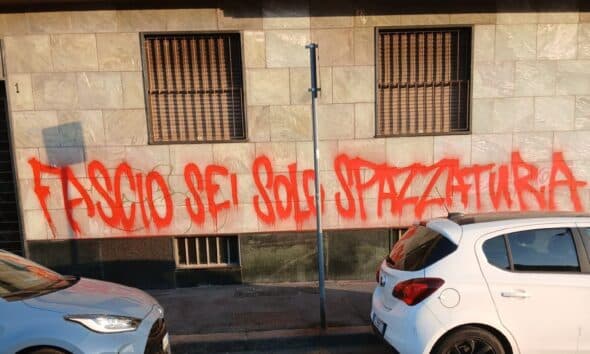 Torino, contro la consigliera compare una scritta sotto casa: “Fascio sei solo spazzatura”