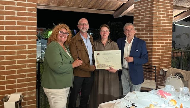 La blogger statunitense Elaine Luxton a Montà per ritirare il Premio Giornalistico del Roero