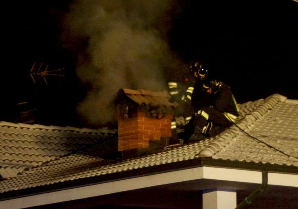 Fiamme in un camino, scatta l’allarme a Cerrione