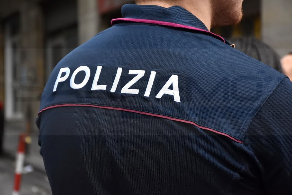 Ruba in due supermercati e aggredisce il responsabile: arrestato un 39enne