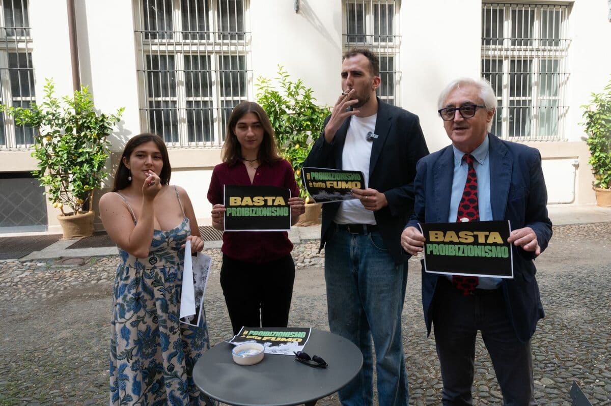 Una canna in Comune e un appello, i Radicali rilanciano il tema droghe leggere: “Depenalizzare”