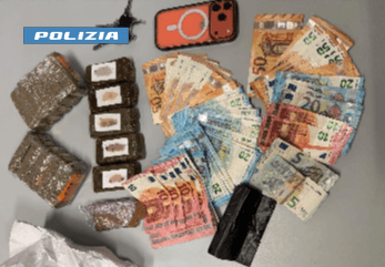 Madonna di Campagna, droga nascosta in casa: arrestato un 25enne